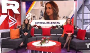 Three women sitting in a studio with a banner reading 'Estrena Colección'.