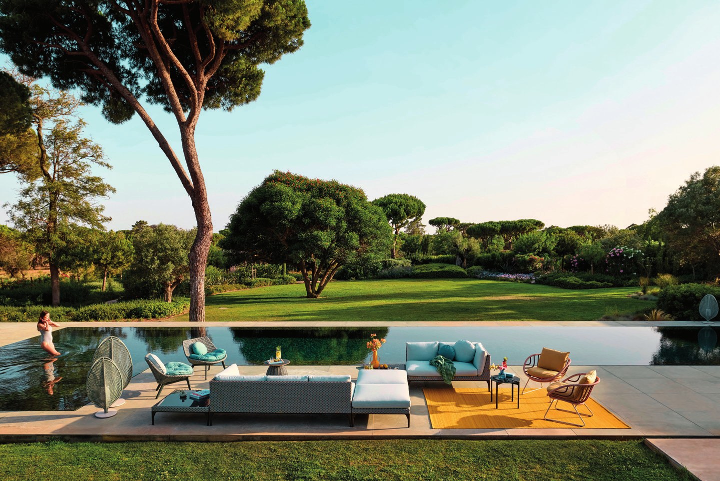Outdoor lounge furniture by a pool - South Florida outdoor living