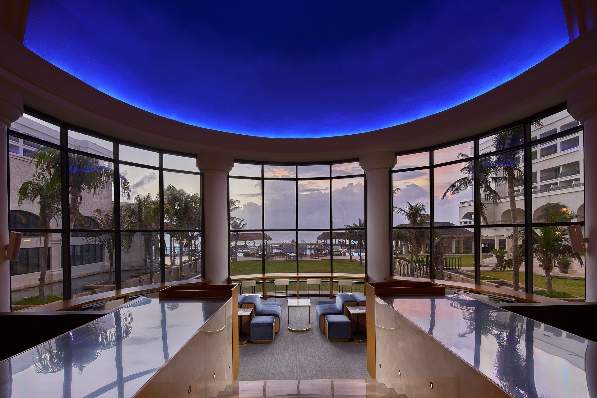 El elegante lobby lounge del JW Marriott Cancun Resort & Spa