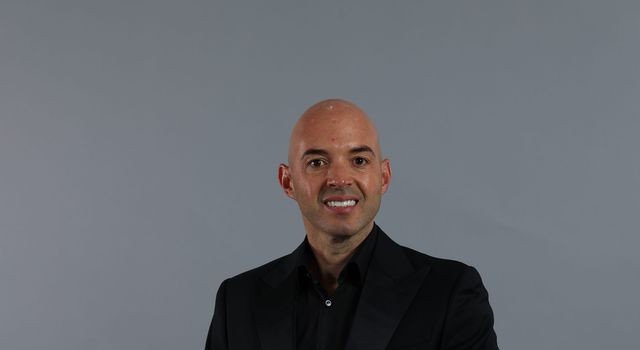 Yoel Sardiñas, featured in Hola Latinos issue 126