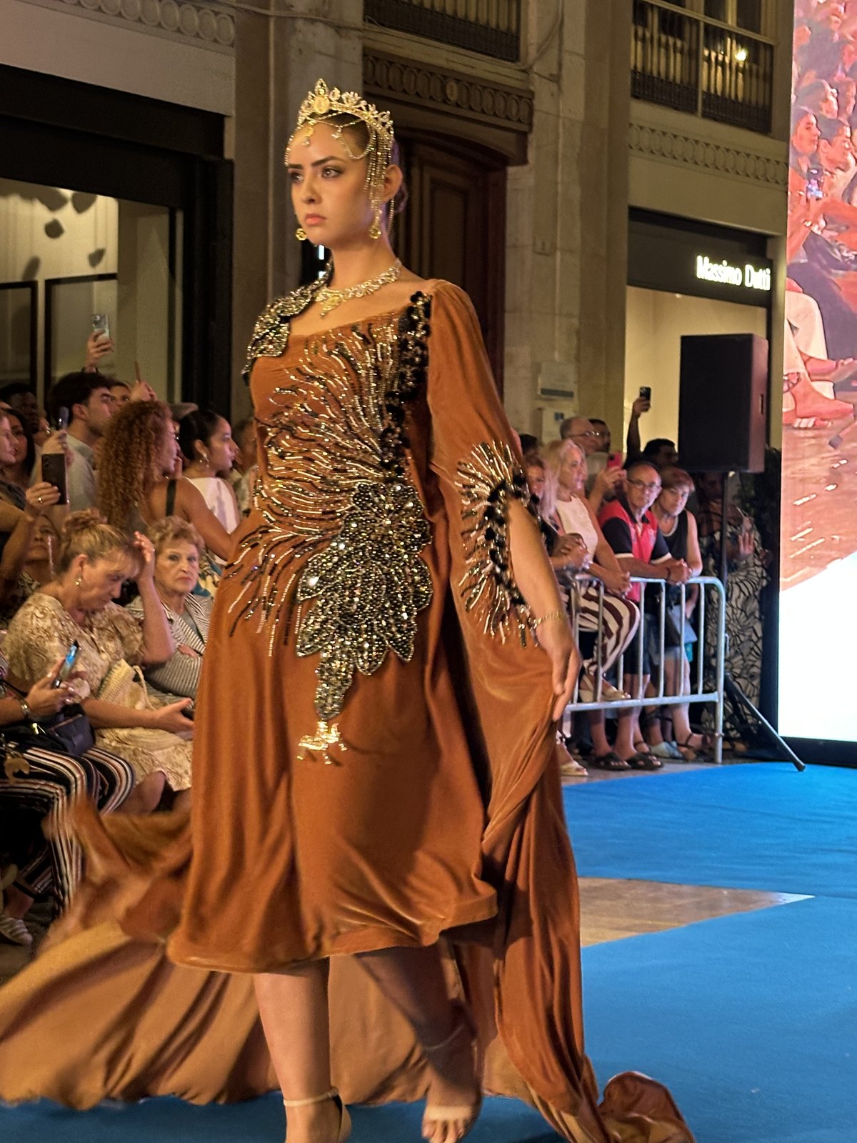 Look en la pasarela de Pasarela Larios Málaga Fashion Week en Calle Larios