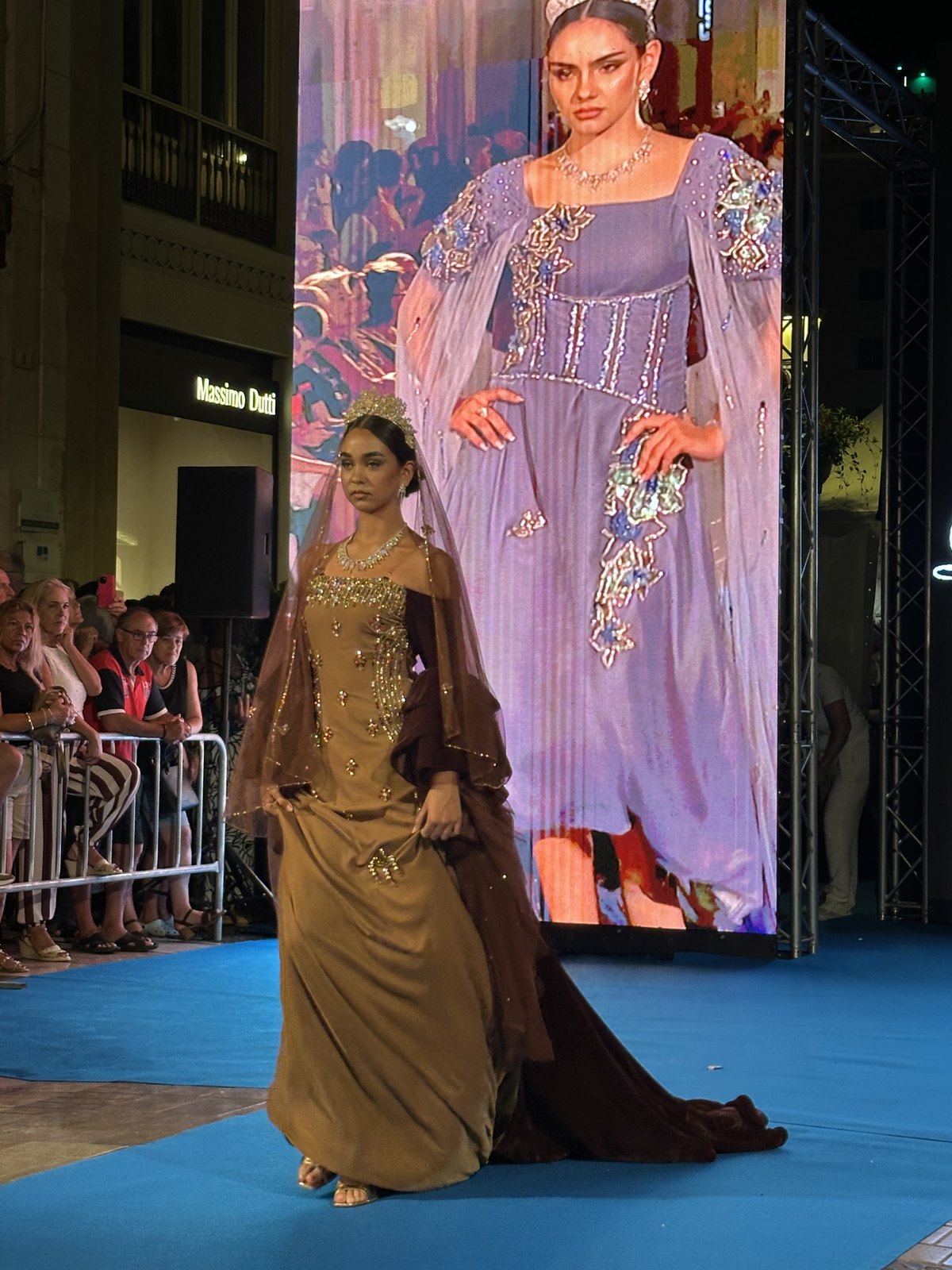 Look en la pasarela de Pasarela Larios Málaga Fashion Week en Calle Larios