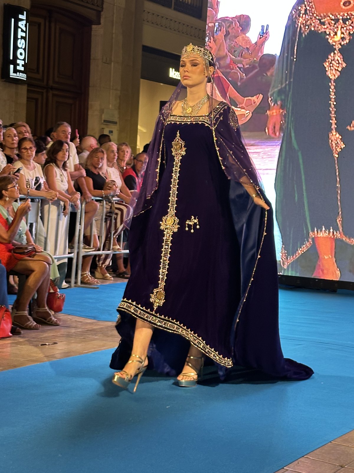 Look en la pasarela de Pasarela Larios Málaga Fashion Week en Calle Larios