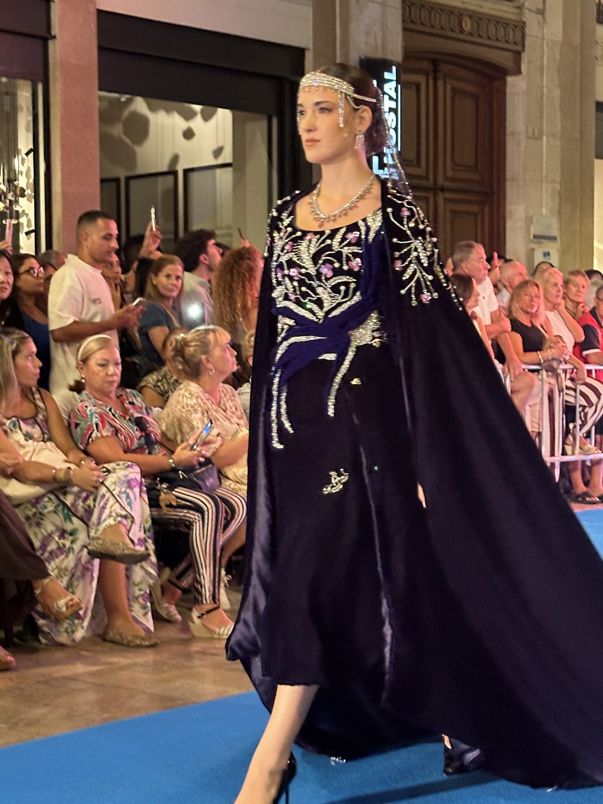 Look en la pasarela de Pasarela Larios Málaga Fashion Week en Calle Larios