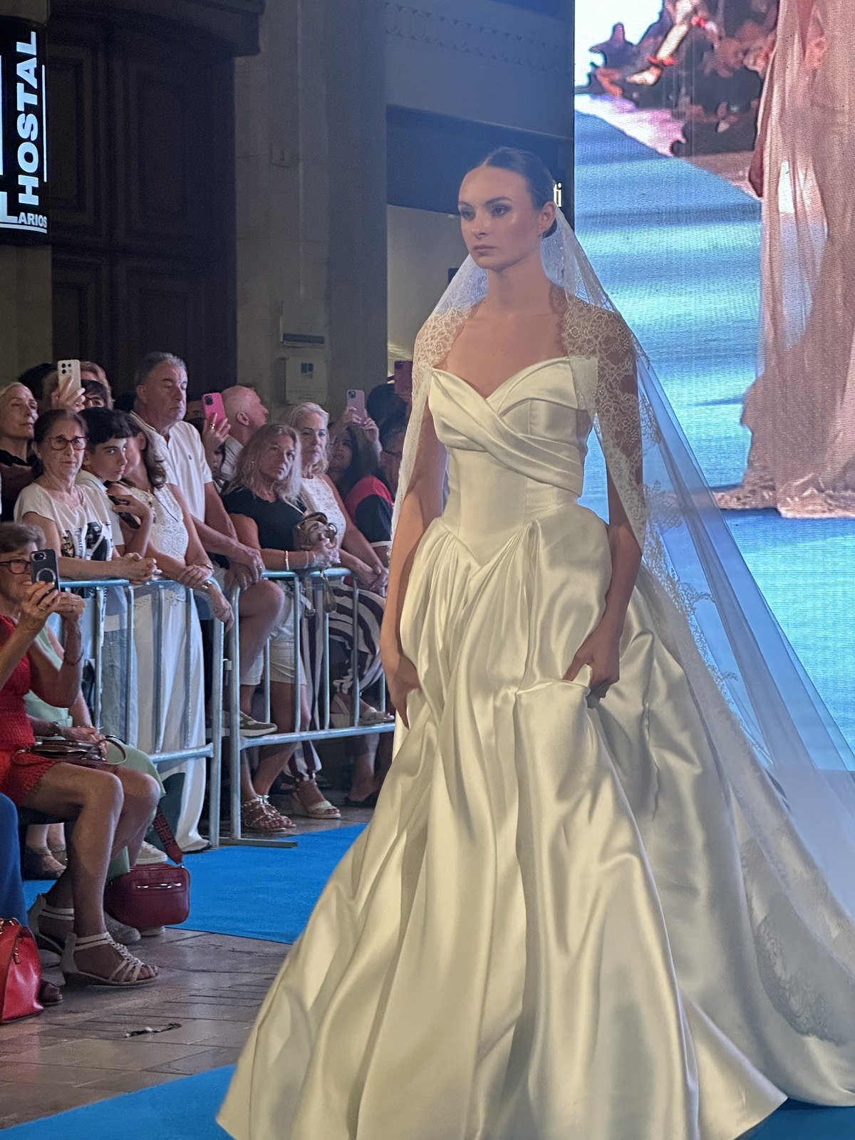 Look en la pasarela de Pasarela Larios Málaga Fashion Week en Calle Larios