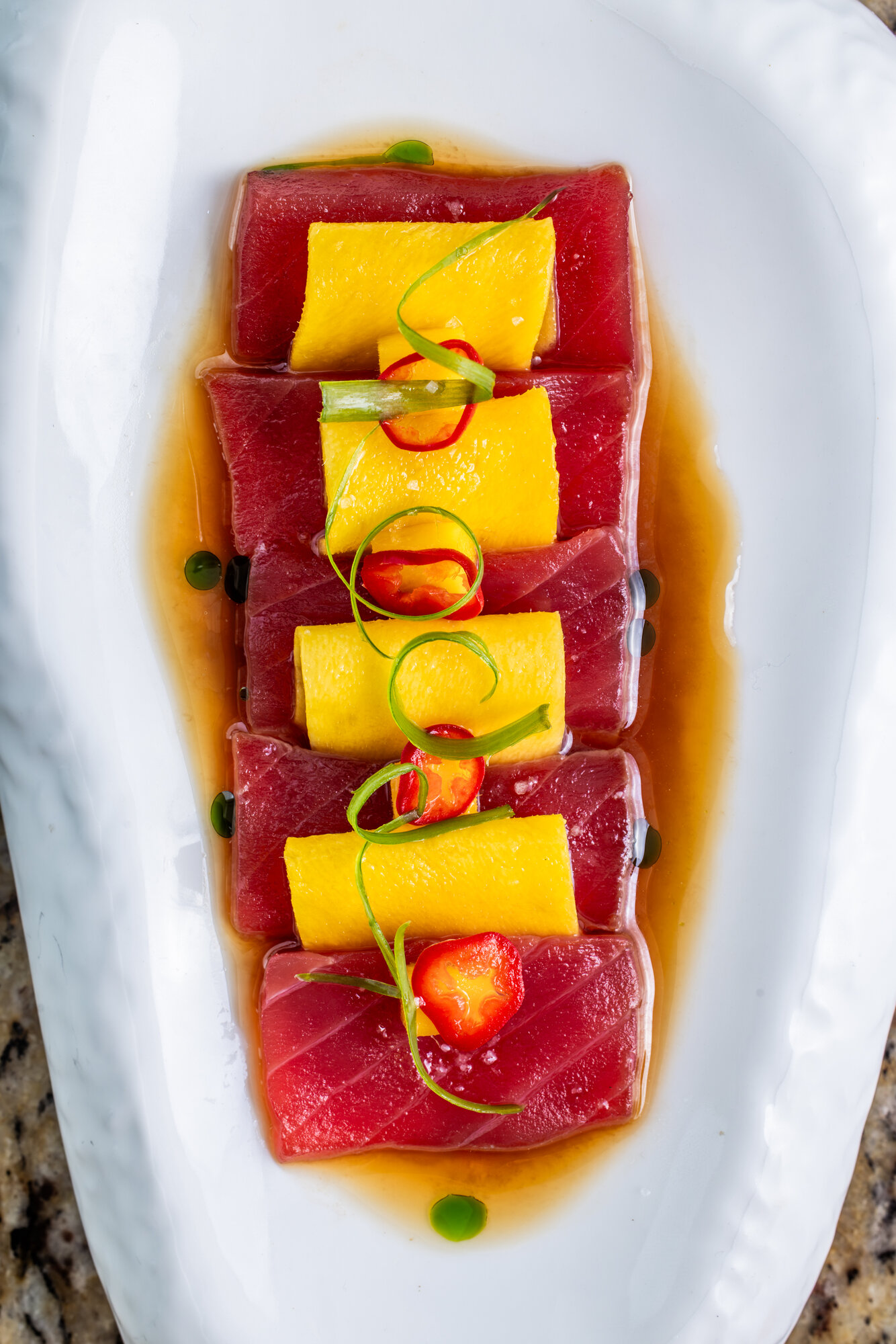 Crudo de atún aleta amarilla con mango en Sweetwaters