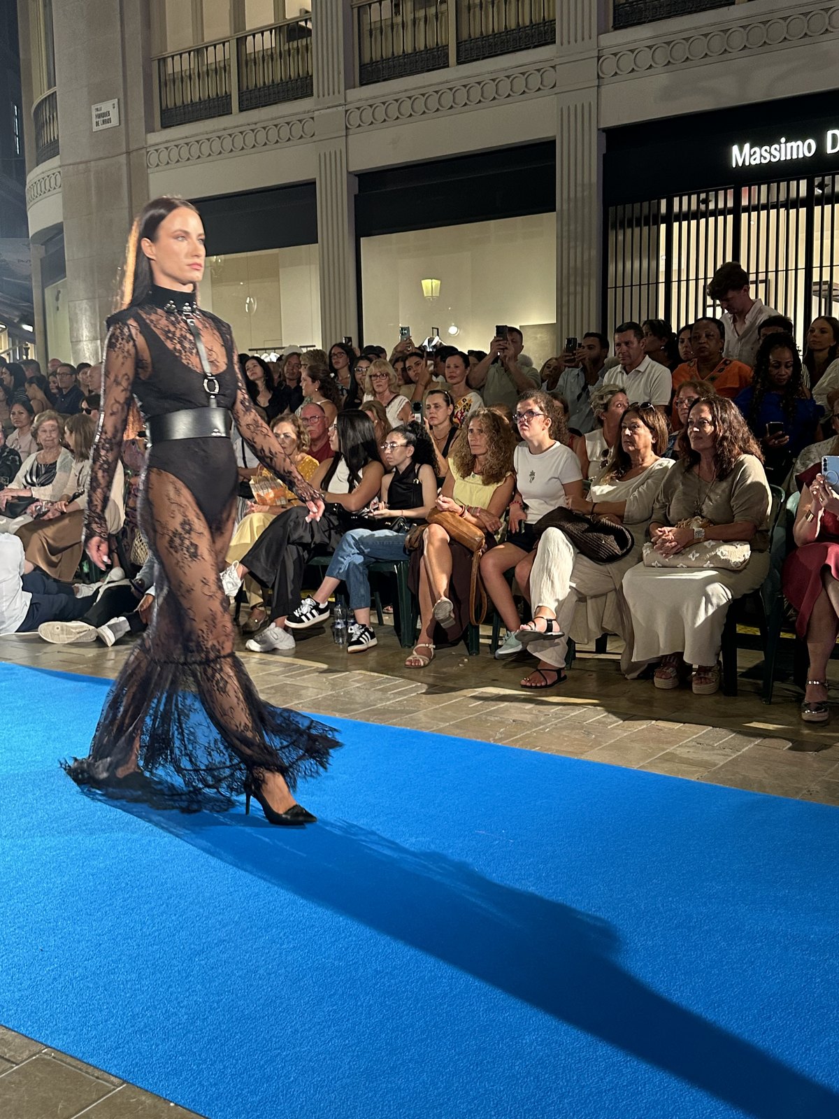 Look en la pasarela de Pasarela Larios Málaga Fashion Week en Calle Larios
