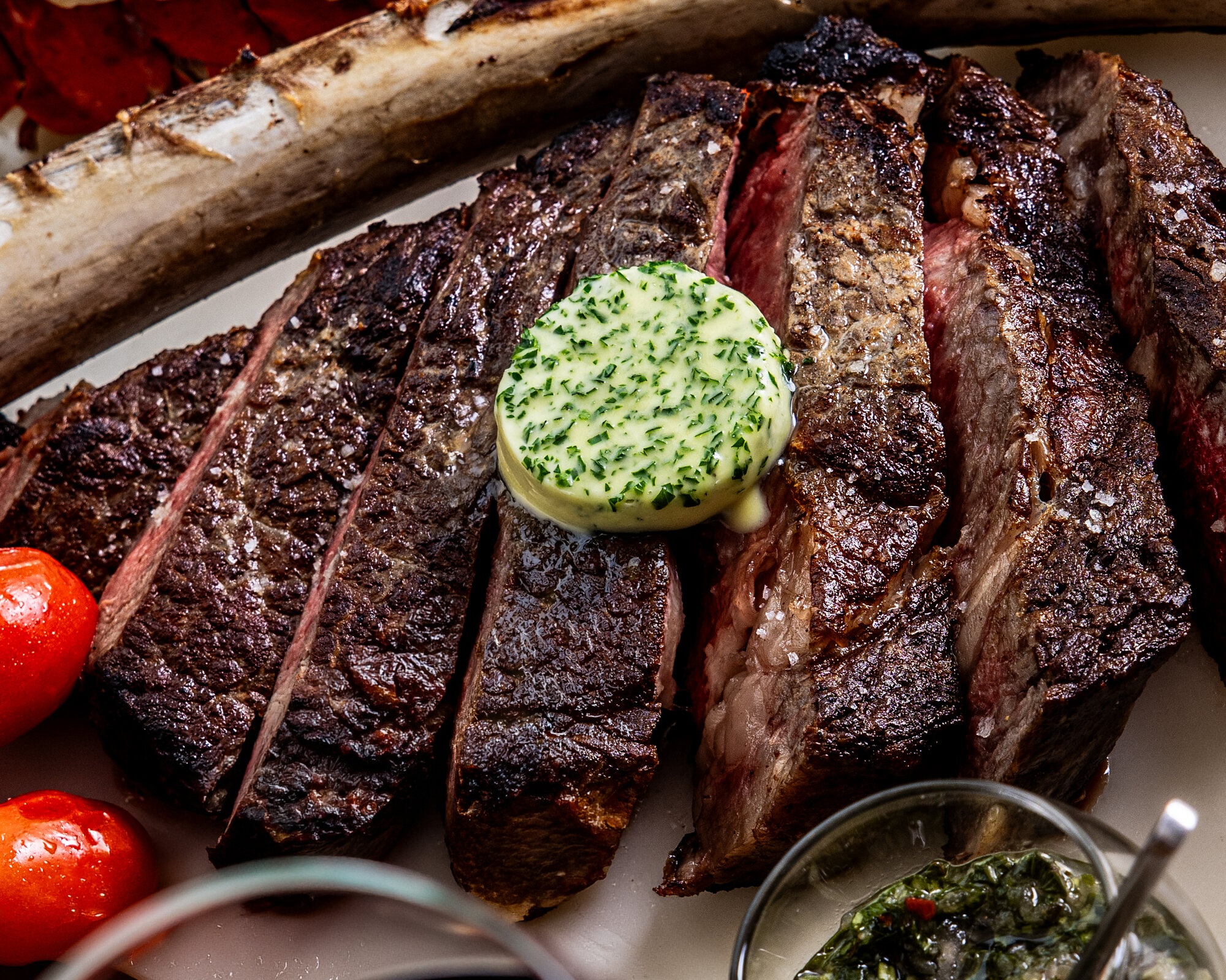Corte de carne en lonchas con mantequilla de hierbas en Sweetwaters