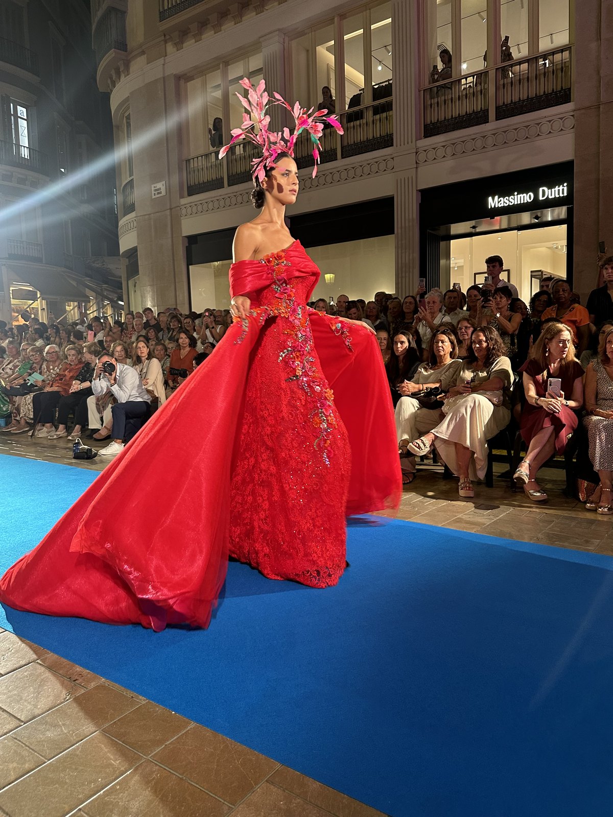 Look en la pasarela de Pasarela Larios Málaga Fashion Week en Calle Larios