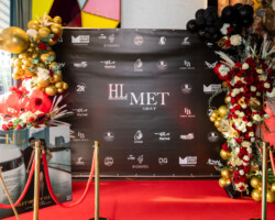 Alfombra roja por el equipo de MET Group. Alfombra roja por el equipo de MET Group.