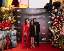 Scarlet Ortiz, Yul y Bárbara Bürkle posando en la alfombra roja. Scarlet Ortiz, Yul y Bárbara Bürkle posando en la alfombra roja.