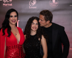 Scarlet Ortiz, Yul y Bárbara Bürkle posando en la alfombra roja. Scarlet Ortiz, Yul y Bárbara Bürkle posando en la alfombra roja.