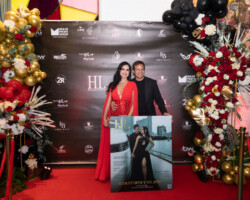Scarlet Ortiz, Yul Bürkle posando en la alfombra roja con la portada de la revista. Scarlet Ortiz, Yul Bürkle posando en la alfombra roja con la portada de la revista.
