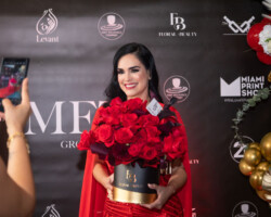 Scarlet Ortiz con el ramo de Floral Beauty. Scarlet Ortiz con el ramo de Floral Beauty.