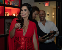 Scarlet Ortiz brindando por una gran noche. Scarlet Ortiz brindando por una gran noche.