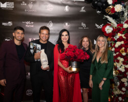 El equipo de MET Group y Hola Latinos junto a los protagonistas del evento quienes recibieron obsequios de By Grapes y Floral Beauty. El equipo de MET Group y Hola Latinos junto a los protagonistas del evento quienes recibieron obsequios de By Grapes y Floral Beauty.