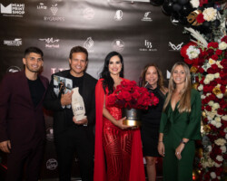 El equipo de MET Group y Hola Latinos junto a los protagonistas del evento quienes recibieron obsequios de By Grapes y Floral Beauty.