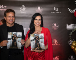 Yul Bürkle y Scarlet Ortiz posando con la portada. Yul Bürkle y Scarlet Ortiz posando con la portada.