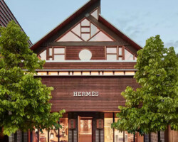 Front view of a Tudor-style building with the sign 'HERMÈS'.