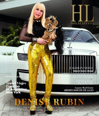 Denise Rubin posa con su perro frente a un coche de lujo, vistiendo pantalones dorados brillantes.