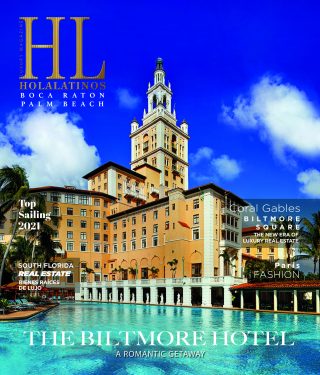 El icónico Hotel Biltmore con cielos azules despejados en Coral Gables, Florida.